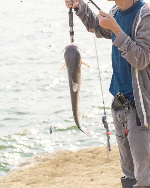 Pescatore Asiatico Che Indossa Stivale Pesca Con Asta Pinza Labbra — Foto Stock