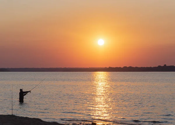 Güneşin Doğuşunda Suda Balık Avlamanın Güzel Bir Sahnesi Asyalı Balıkçı — Stok fotoğraf