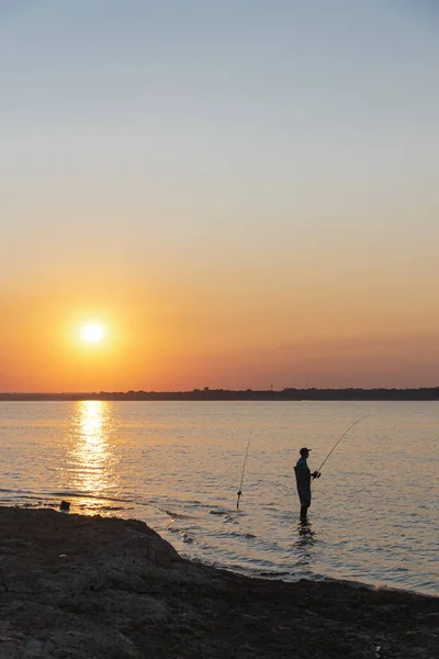 Силуэт Азиатского Человека Сапогах Шляпе Рыбалки Восходе Солнца Озере Левон — стоковое фото