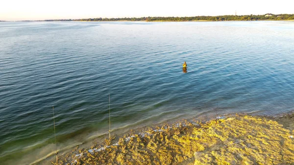 Vista Aérea Pescador Wade Pesca Com Wader Jaqueta Impermeável Suíte — Fotografia de Stock