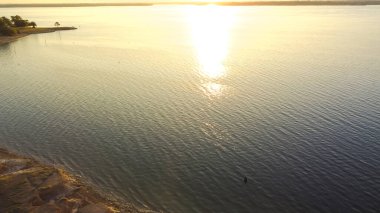 Lavon Gölü 'nün gündoğumunda Princeton, Teksas' taki Ticky Creek Parkı 'ndan çekilmiş görüntüsü. Lavon Gölü 'nün kuzey ucunda güzel bir park var..