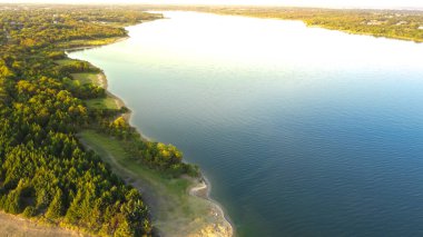 Lavon Gölü 'nün gündoğumunda Princeton, Teksas' taki Ticky Creek Parkı 'ndan çekilmiş görüntüsü. Lavon Gölü 'nün kuzey ucunda güzel bir park var..