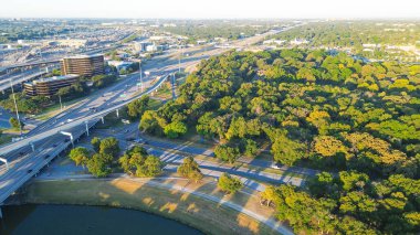 Fort Worth yakınlarındaki zengin yeşil şehir parkı tıbbi bölge binalarını sanayi lojistik bölgesinden yoğun rampa otobanı, yük ulaşımı, Trinity Nehri. ABD