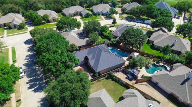 Kiremitli çatıları, geniş arazileri, arka bahçeli havuzları ve Texas, Kuzey Richland Hills 'te olgun ağaçları olan iki katlı yakın çekim evleri. Banliyö lüksü, yeşil eğlence hayatı. ABD