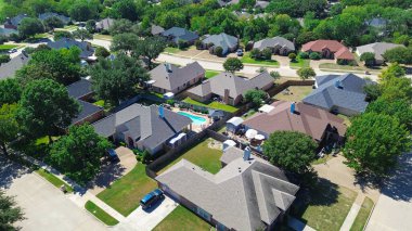 Kiremitli çatıları, geniş arazileri, arka bahçeli havuzları ve Texas, Kuzey Richland Hills 'te olgun ağaçları olan iki katlı yakın çekim evleri. Banliyö lüksü, yeşil eğlence hayatı. ABD