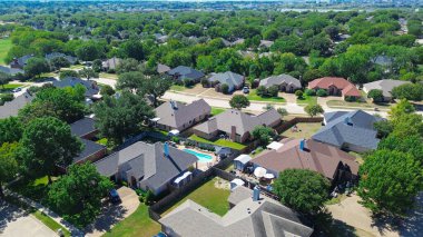 Kuzey Richland Hills 'in yemyeşil hava manzarası olgun ağaçlar, tek aile evleri, güneş çatıları, arka bahçe havuzları, çevre dostu planlama ve Fort Worth' un lüks yaşam tarzı banliyöleriyle dolu. ABD
