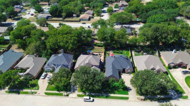 Kuzey Richland Hills, Teksas 'ta ağaçlarla kaplı ve oldukça yerleşim yerleri olan sokaklar çıkmaz sokak, iki katlı lüks banliyö evleri Fort Worth' un banliyölerinde büyük çitli bahçeler. ABD