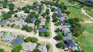 Kuzey Richland Hills, Teksas 'ta manikürlü golf sahası. Olgun ağaçlarla çevrili. İki katlı geniş banliyö evleri. Konforun, eğlencenin ve gelecekteki gelişimin görsel karışımı. ABD