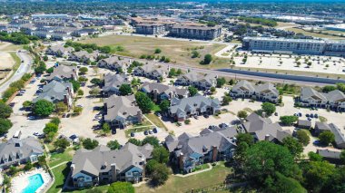 Kuzey Richland Hills, Teksas 'taki şehir merkezindeki kulüp havuzunda büyük ölçekli banliyö evleri ticari binalar, depoların, lojistik merkezlerinin arka plan karışımı endüstriyel bölgeler görülüyor. ABD