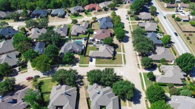 Kuzey Richland Hills, Teksas 'ta ağaçlarla kaplı ve oldukça yerleşim yerleri olan sokaklar çıkmaz sokak, iki katlı lüks banliyö evleri Fort Worth' un banliyölerinde büyük çitli bahçeler. ABD