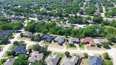 Kuzey Richland Hills, Teksas 'ta üst düzey iki katlı banliyö evleri ve Fort Worth banliyölerinde büyük çitli bahçeli ağaçlarla planlanmış bir topluluk. ABD