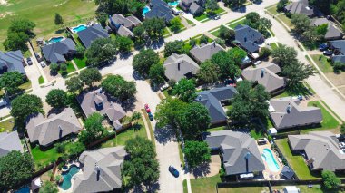 Kuzey Richland Hills, Teksas 'ta lüks bir apartmanda arka bahçe havuzları, güneş panelleri, bölge stresi ve kum tuzakları olan golf sahasına yakınlık, Fort Worth banliyösü. ABD
