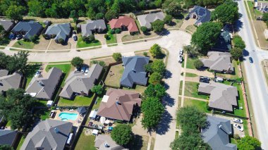 Cul-de-sac caddesi, Kuzey Richland Hills, Teksas 'ta iki katlı banliyö evleri ile çevriliydi. Solar çatı panelleri, yerel bulvarın yanında, ek mahremiyet için yeşil tampon bölge, sürdürülebilirlik. ABD