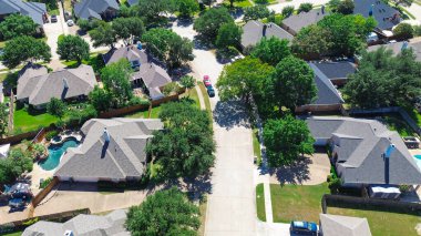 Havadan yakından bakıldığında iki katlı evler çatılar, geniş alanlar, arka bahçeler ve Texas, Kuzey Richland Hills 'teki olgun ağaçlar. Banliyö lüksü, yeşil eğlence hayatı. ABD
