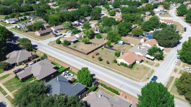 Kuzey Richland Hills, Teksas 'ta büyük ölçekli bir banliyö aile evi. Etrafı olgun ağaçlarla çevrili, çitlerle çevrili, güneş çatıları, açık yeşil alanlar, gizlilik, gölge ve özel bölgeler sunuyor. ABD