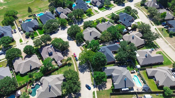 Kuzey Richland Hills, Teksas 'ta lüks bir apartmanda arka bahçe havuzları, güneş panelleri, bölge stresi ve kum tuzakları olan golf sahasına yakınlık, Fort Worth banliyösü. ABD