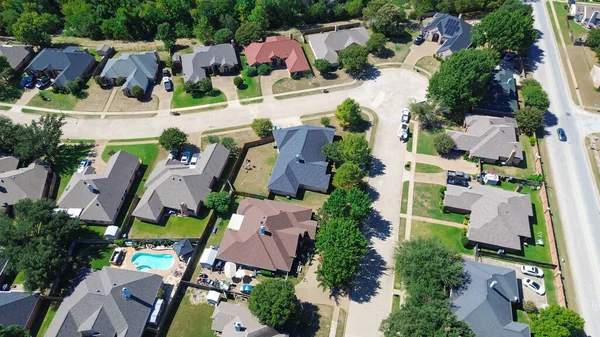 Cul-de-sac caddesi, Kuzey Richland Hills, Teksas 'ta iki katlı banliyö evleri ile çevriliydi. Solar çatı panelleri, yerel bulvarın yanında, ek mahremiyet için yeşil tampon bölge, sürdürülebilirlik. ABD