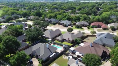 Sessiz Kuzey Richland Hills, Teksas mahallesi kıvrımlı sokaklar, olgun ağaçlar, tek aile evleri. Bahçesinde havuz bulunan geniş bir arazi yoğun yeşillik ve mahremiyet içinde, doğal tepe örtüsünü koruyor.
