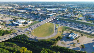 Lewisville, Teksas 'ta çok yönlü otoyolu, dairesel çıkış rampası, ön yol, fast food restoranları, alışveriş merkezleri, otel, büyük gişe perakendecisi, yerleşim bölgesi. ABD