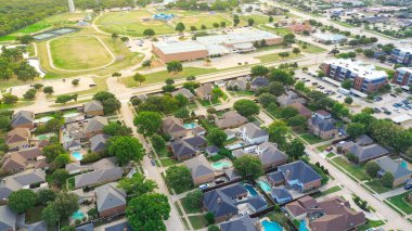 Highland Village, Teksas okul bölgesinde atletizm kompleksi, tenis kortları, tek kişilik lüks evler, apartmanlar, yemyeşil parklar ile çevrili beyzbol sahaları. ABD