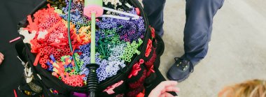 Panorama manzaralı çocuklar ellerinde balon tüpleri, el pompası ile dolu siyah bir çanta, Dallas, Teksas 'taki istasyon aile dostu el sanatları etkinliğinde kalabalık bir anı yakalıyorlar. ABD