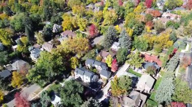 Denver 'daki Washington Virginia Vale' de, memurlar lüks evlerle dolu kıvrımlı sokaklar ve kırmızı, sarı, turuncu renkli canlı sonbahar yaprakları gösteriyor. Mimari tarzlar kiremit ve kiremit çatıları arasında farklılık gösterir