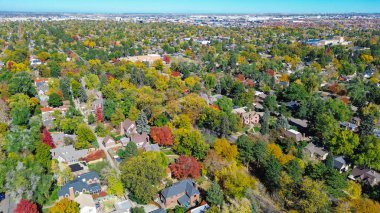 Sonbahar yaprakları yoğun banliyö paraşütünden Denver 'ın karma kullanım koridoruna doğru kaybolur. Hava gösterileri, Quebec Caddesi yakınlarındaki depolara, alçak binalara ve endüstriyel çatılara yol veren ağaçlarla kaplı evler gösteriyor. ABD