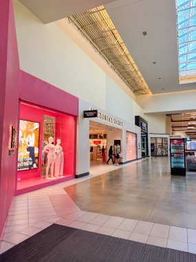 GRAPEVINE, TEXAS-OCT 21, 2025: Grapevine Mills alışveriş merkezindeki Victoria Secret mağaza vitrininde pembe vitrinler, iç çamaşırı mankenleri ve yüksek tavan koridorunda kalın tabelalar yer alıyor. ABD