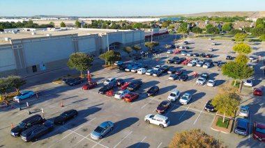 Ticari park ve düz çatı mağazalarından Stemmons Otoyolu yakınlarındaki Lewisville Texas 'taki uzak Carrollton arazi doldurma tepeciğine imar vardiyası, banliyö arazi kullanımının kontrastını, planlama katmanlarını vurguluyor. ABD