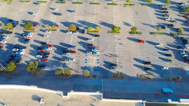 Lewisville yakınlarındaki büyük perakende mağaza alışveriş merkezinin otoparkında. ADA alanları, ağaç adaları ve boş çatı kontrastı tüketici akışı ve altyapı kullanımı. ABD