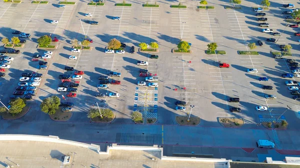 Lewisville yakınlarındaki büyük perakende mağaza alışveriş merkezinin otoparkında. ADA alanları, ağaç adaları ve boş çatı kontrastı tüketici akışı ve altyapı kullanımı. ABD