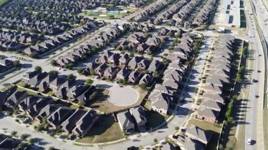 Yeni gelişen Castle Hills mahallesi olgunlaşmamış ağaçlar, merkezi dinlenme bölgesi havuzu gölgeli veranda, piknik alanı, peyzajlı medyan iplikleri olan düz cadde, Lewisville, TX