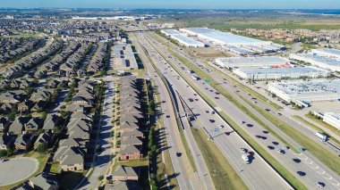 Hafif sanayi bölgesi büyük beyaz depoları ve Castle Hills banliyö evleri. 121 no 'lu karayolu konut, perakende satış, lojistik altyapı, Lewisville, TX. ABD