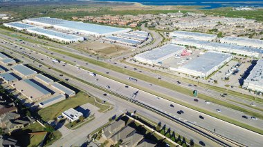 Lakeside karma kullanım alanı beyaz çatılı depo kompleksi çatı katı yoğunluğu, lojistik merkezi, modern apartmanlar, kalabalık 121. Otoyol yakınlarındaki depolama tesisi, Lewisville 'deki Castle Hills lüks evleri. ABD