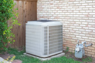 Texas, Coppell 'de orta yaş yerleşim birimleriyle birlikte tuğla duvara ve ahşap çit köşesine gaz kontrolörü yerleştirildi. Etrafı çimen, taş patika, asma bitkisi ve borularla çevrili. ABD