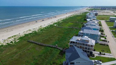 Şehir merkezindeki Galveston ve Pleasure Pier pastel kaplamalı ve metal çatılı yüksek evlerden kumlu kıyı şeridine uzanan kaldırımlar aktif yerleşim büyümesini ve imar geçişlerini yansıtıyor. ABD