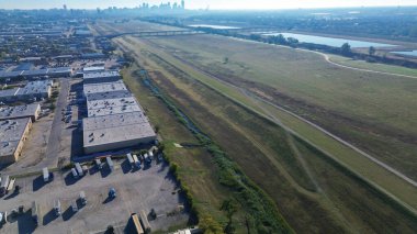 Depo kümeleri elektrik direkleri, servis yolları, Dallas şehir merkezindeki çatı havalandırmaları. Koridorlar güç, erişim ve drenaj için birleşik altyapıya sahip lojistik operasyonları destekliyor. ABD