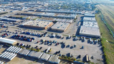 Dallas 'taki çim tarlalarına ve dar su yollarına komşu depo bölgeleri. Bitki arabellekleri ve setler birleşik arazi kullanımının lojistik erişimi çevresel bölgelerle dengelediğini gösteriyor. ABD