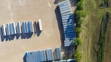 Dallas şehir merkezinin dışındaki Trinity Nehri boyunca uzanan çimenli taşkın ovasının yanındaki römorklar. Nakliye sağlayıcılarıyla aktif ticari nakliye işlemleri, geçiş bölgesi kentsel çekirdekleri. ABD