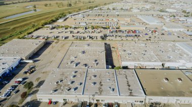 Görünür havalandırma üniteleri, havalandırmaları ve tavan pencereleri olan şebeke benzeri depo kümeleri. Geniş erişim yolları ve yapılandırılmış yerleşim alanları dağıtımı, hafif imalat ve Dallas 'taki depolama operasyonlarını destekliyor. ABD