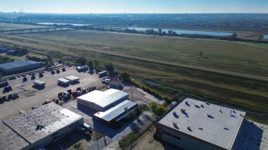 Deponun karşısına park etmiş karavanları olan dağıtım merkezleri. Yüzey tiplerinin karışımı Dallas, Teksas 'taki yüksek hacimli bölgelerde adaptif nakliye düzenleme ve esnek altyapıyı yansıtır. ABD