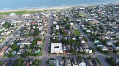 Amerika Körfezi 'nin kumlu kıyı şeridi yakınlarında muhafaza edilmiş Viktorya dönemi ve Kraliçe Anne tarzı evler. Galveston, Teksas 'taki Doğu Yakası Tarihi Bölgesi' nin yoğunluğu ve karakteristik yükseltilmiş temelleri