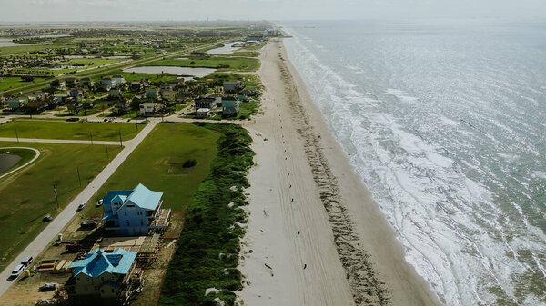 Новое строительство каменных домов в районе Солнечного Берега, Галфон, Техас, широкая песчаная короткая линия. Посты повышенного дизайна поддерживают устойчивость к наводнениям, ясность зонирования в растущей прибрежной жилой зоне. США