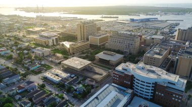 Galveston, liman altyapısı ve otoparkları, hastane kuleleri, kıyı tıp kampüsü içindeki yeşil tamponlar ile dolu, ulaşılabilirliği ve kentsel planlamayı vurgulayan, Texas. ABD