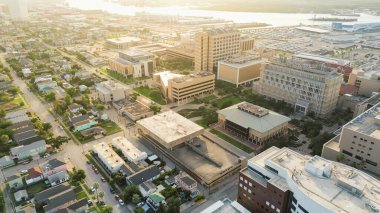 Paralel iskan caddeleri verandalı pastel evler, park halindeki arabalar, yüksek binalar, yüksek binalar, toplum entegrasyonunu gösteren ve Galveston, Teksas 'taki imar zıtlığını gösteren. ABD