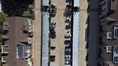 Apartman kompleksi merkez park alanı kapalı. Yurt pencereli kiralık daireler, sunumlu çatılar, ve Teksas 'ın tipik lüks çoklu aile evleri tasarımı.