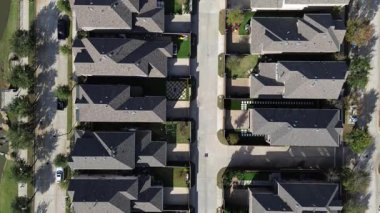 Küçük bahçeli iki katlı evler, paralel caddeler boyunca dizilmiş garaj yolları, Çiçek Tepesi. Ağaçlarla kaplı kaldırımlar, kaldırım kenarındaki park alanı banliyö planlaması, konut ritmi, TX