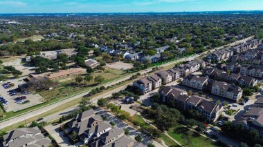 Morriss Bulvarı boyunca yakın mesafeli evleri, park etmiş arabaları, büyük apartmanı, düşük binalı banliyö binası yoğunluğu, Flower Mound, Texas 'ı olan ana yerleşim yeri. ABD