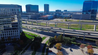 Çok katlı otoparkların yakınındaki yoğun ofis binaları ve yüksek otoyollara erişim yolları, yüksek yoğunluklu trafik ve Texas 'taki ticari yoğunluklu kentsel çerçeve üzerinden bağlanan yüzey alanları. ABD