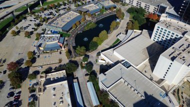 Çevresi ofis kuleleri, peyzaj göleti, çeşmeler, yaya geçitleri, park tesisleri, Plano Miras bölgesindeki konukseverlik merkezi ile çevrili kavisli mimari tasarımı olan açık hava restoranı. ABD